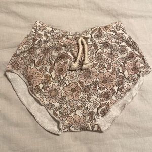 Ruffle baby girls shorts, 3-6M